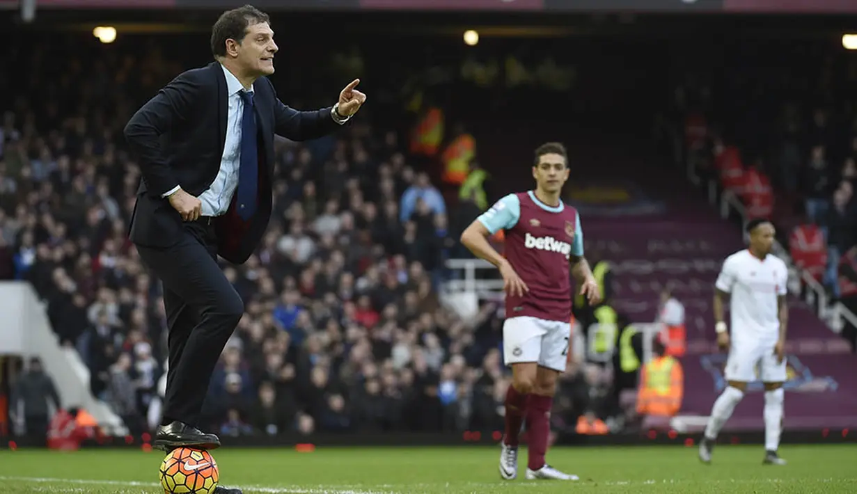 Pelatih West Ham, Slaven Bilic, memberikan instruksi kepada anak asuhnya saat melawan Liverpool. The Hammers sukses meraih kemenangan kedelapan mereka musim ini usai menaklukan The Reds. (Reuters/Toby Melville)