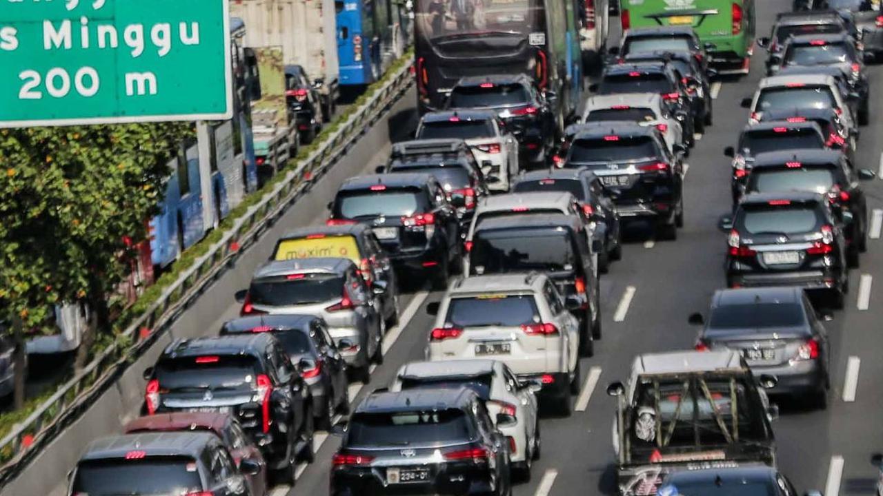 Kemacetan tersebut akibat akses jalan di beberapa lokasi tersebut ditutup karena ada pengalihan jalan untuk penyelenggaraan KTT ASEAN 2023.