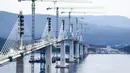 Pemandangan pembangunan Jembatan Peljesac di Komarna, Kroasia, Rabu (29/7/2021). Jembatan itu dirancang untuk menghubungkan dua petak garis pantai Laut Adriatik dan melewati bentangan kecil wilayah Bosnia. (AP Photo)