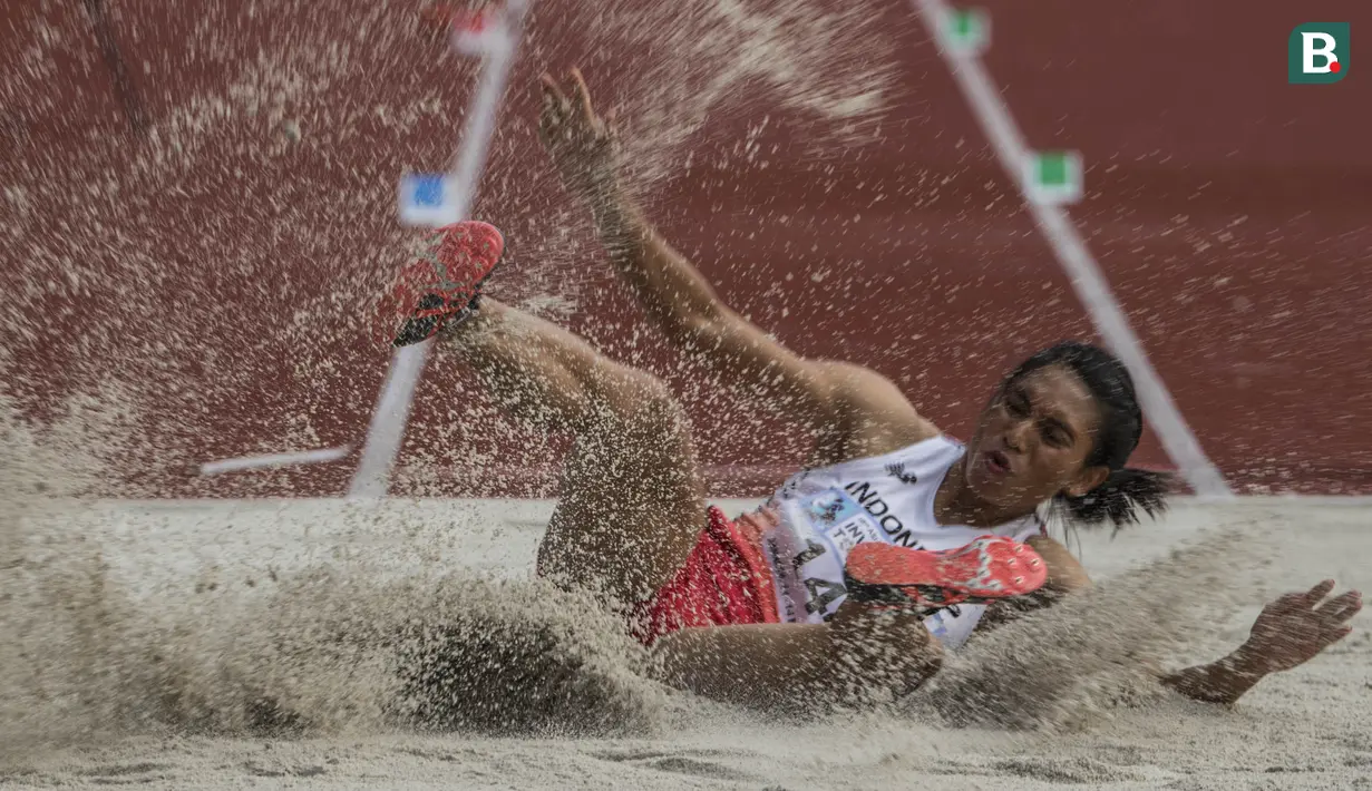Atlet Indonesia, Maria Londa, melakukan lompatan pada Invitation Tournament cabang atletik nomor lompat jauh di SUGBK, Jakarta, Minggu (11/2/2018). Dirinya meraih emas dengan lompatan terjauh 6,43 meter. (Bola.com/Vitalis Yogi Trisna)