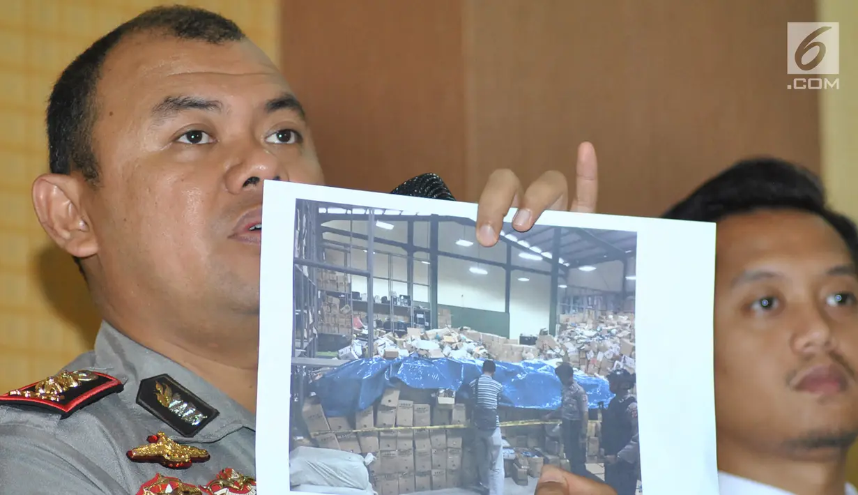 Kapolres Bogor Andi M. Dicky Pastika Gading menunjukkan foto gudang penyimpanan E-KTP saat konferensi pers di Mapolres Bogor, Cibinong (28/4). Saat ini E-KTP yang tercecer dijadikan barang bukti kepolisian Resort Bogor. (Merdeka.com/Arie Basuki)