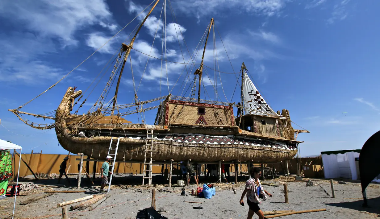 Perahu Viracocha III dipamerkan kepada publik di Pantai Chinchorro di kota Arica, Chili (5/2). Perahu ini terbuat dari rumput totora atau sejenis alang-alang. (AFP Photo/Ignacio Munoz)