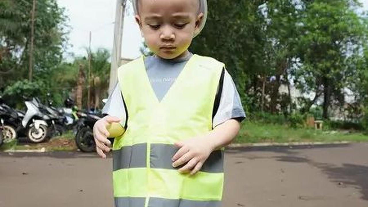 Disebut Gaya Kontraktor yang Paling Menggemaskan, Intip Penampilan Menggemaskan  Rayyanza Setelah Ulang Tahun dengan Memakai Safety Vest