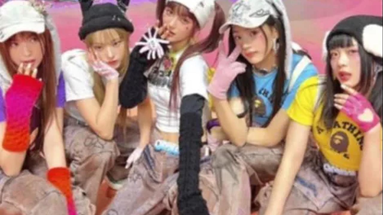 Baggy cargo pants yang dipadukan dengan baby tee bisa menjadi pilihan yang unik untuk menampilkan gaya Y2K.