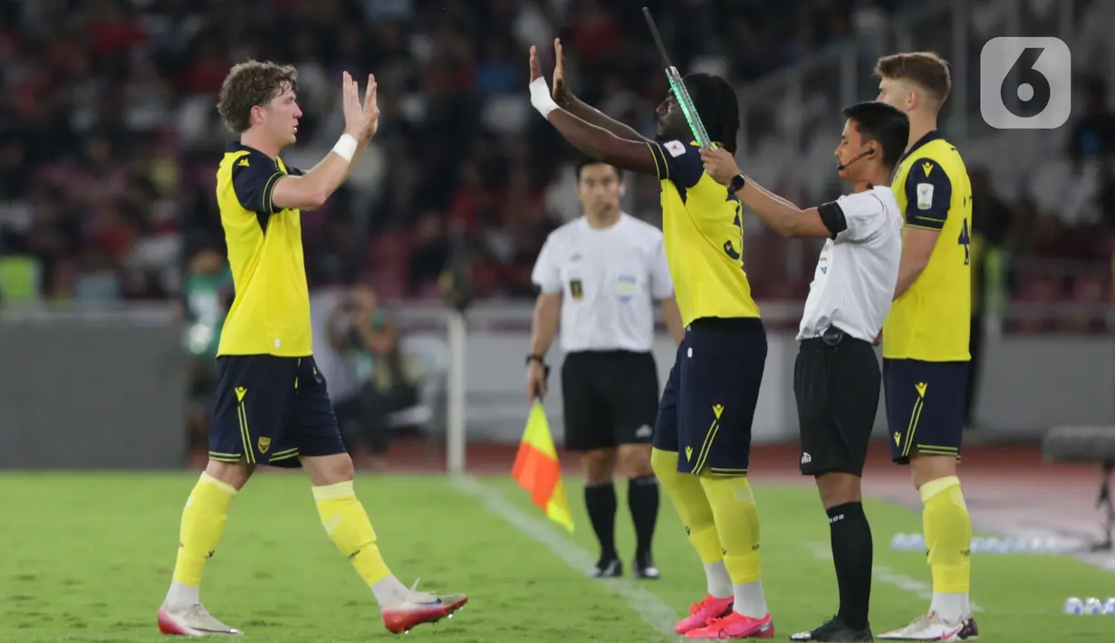 Dua pemain pengganti, Tom Bradshaw dan Przemyslaw Pacheta menambah keunggulan di menit ke-53 dan 56. (Liputan6.com/Helmi Fithriansyah