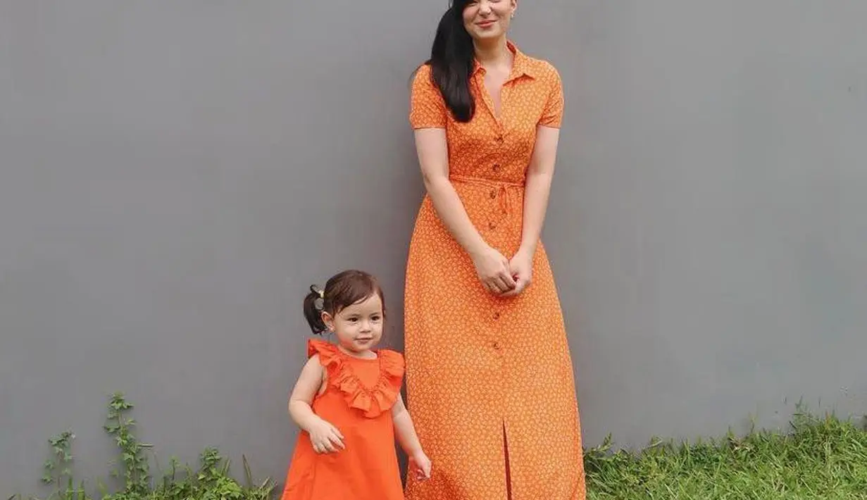 Gaya rambut side ponytails ala anak Asmirandah, Chloe satu ini simple tapi imut.  (Instagram/asmirandah89).