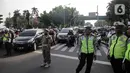 Polisi mengatur lalu lintas saat kendaraan terjebak kemacetan di kawasan Jalan Thamrin dan Merdeka Barat, Jakarta, Senin (2/12/2019). Sejumlah ruas jalan di Jakarta mengalami kemacetan parah akibat aksi reuni 212 di kawasan Monas. (Liputan6.com/Faizal Fanani)