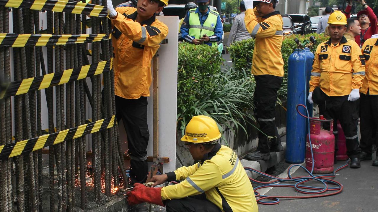 FOTO: Pemprov DKI Mulai Bongkar Tiang Monorel Mangkrak di Jalan HR Rasuna Said