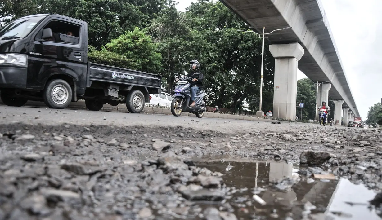 Kondisi jalan rusak dan berlubang di Jalan Raya Bekasi,  Cakung, Jakarta Timur, Selasa (14/3/2023). Minimnya perawatan menyebabkan kondisi Jalan Raya Bekasi arah Cakung ke Pulogebang rusak dan berlubang yang dapat membahayakan keselamatan pengendara, terlebih saat musim penghujan. (merdeka.com/Iqbal S Nugroho)