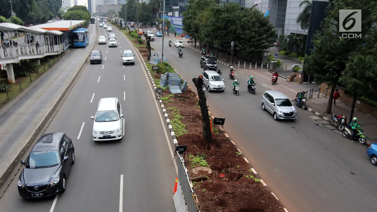 Kondisi lalu lintas di Jalan Sudirman, Jakarta.