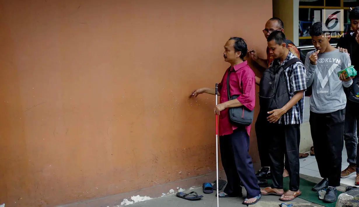 Massa Himpunan Disabilitas Netra Indonesia mendatangi Gedung Kementerian Sosial, Jakarta, Senin (4/3). Massa meminta Kemensos membatalkan Permensos Nomor 18 Tahun 2018. (Liputan6.com/Faizal Fanani)