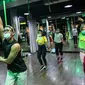 Instruktur mengenakan masker dan face shield pada sesi kelas senam Bolly’D (Bollywood Fitness Dance) di Raga Studio, Jakarta, Senin (15/6/2020). Beberapa pusat kebugaran menerapkan protokol kesehatan untuk mencegah penularan Covid-19. (Liputan6.com/Faizal Fanani)