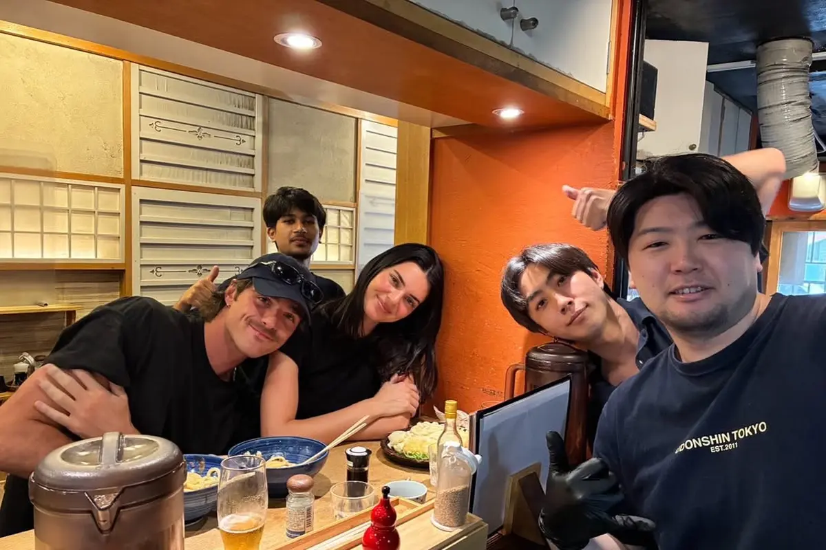 Kencan di Tokyo, Kendall Jenner dan Jacob Elordi Tampil Kasual dalam Balutan Fashion Minimalis yang Chic