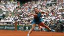 Simona Halep berusaha menjangkau bola pukulan Sloane Stephens pada final Prancis Terbuka 2018 di Roland Garros stadium, Paris, Prancis, (9/6/2018). Simona menang 3-6, 6-4, 6-1. (AP/Thibault Camus)