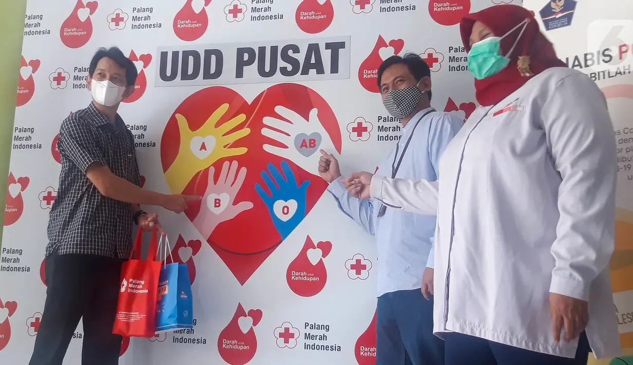 Astra Credit Companies (ACC) menyerahkan bantuan donor Plasma Konvalesen kepada Palang Merah Indonesia (PMI). Terapi plasma konvalesen merupakan transfer antibodi kepada orang yang tengah mengalami infeksi virus corona dengan harapan antibodi tersebut mampu melawan infeksi. (Liputan6.com/Pool)
