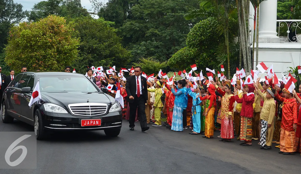 Suasana saat penyambutan datangnya PM Jepang, Shinzo Abe di Istana Kepresidenan Bogor, Jawa Barat, Minggu (15/1). Ada sejumlah acara yang digelar di Istana Bogor ini, antara lain‎ Veranda Talk/Garden Talk. (Liputan6.com/Panca Syurkani/Pool)