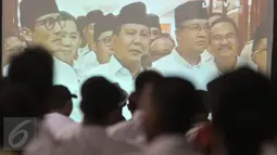 Kader Gerindra dan pendukung Anies-Sandi menyaksikan siaran langsung pidato Prabowo di kantor DPP Gerindra, Jakarta Selatan, Rabu (19/4). Pendukung Anies-Sandi merayakan kemenangan dari hasil hitung cepat Pilkada DKI. (Liputan6.com/Yoppy Renato)