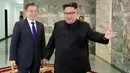 Pemimpin Korut Kim Jong-un menyambut kedatangan Presiden Korsel Moon Jae-in di Panmunjom Korea Utara (26/5). Pembicaraan berlangsung selama dua jam di desa perbatasan Panmunjom. (South Korea Presidential Blue House/Yonhap via AP)