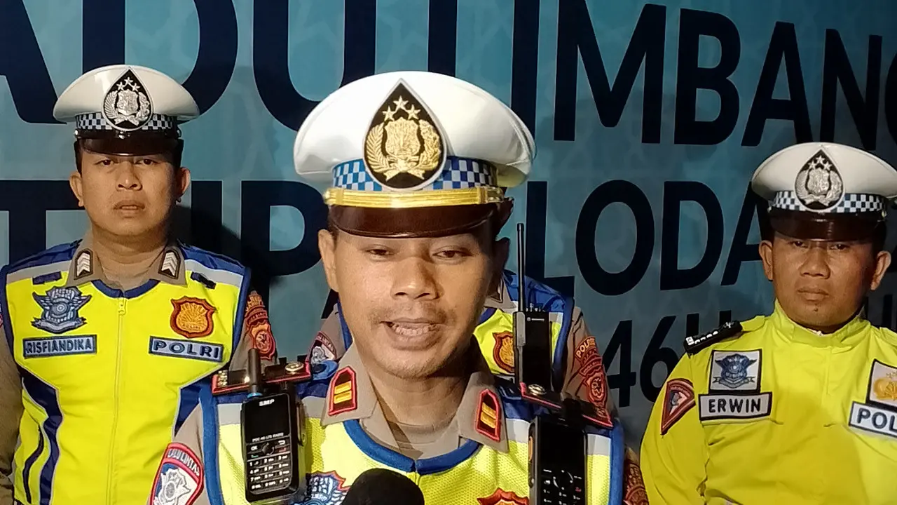Kasat Lantas Polres Garut Iptu Aang Andi Suhandi, memberikan keterangan kepada wartawan mengenai arus mudik lebaran idul fitri 1446H/2025, di Pos Pam Terpadu GTC Limbangan, Sabtu (28/03/2025) malam. (Liputan6.com/Jayadi Supriadin)