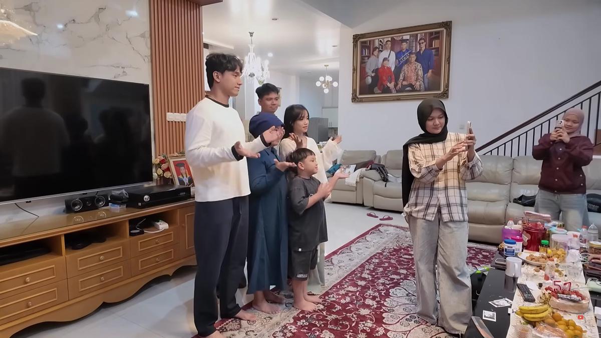 9 Potret Ruang TV Rumah Haji Faisal dan Mama Fuji, Nyaman untuk Kumpul Keluarga