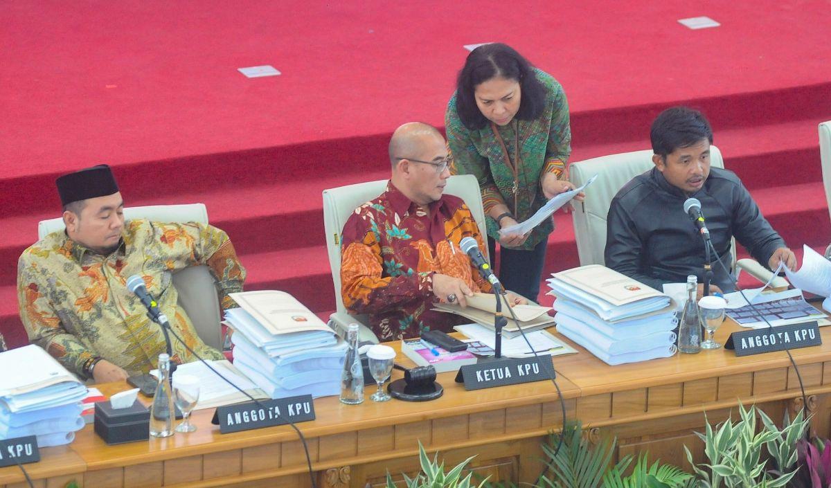 Selain itu saksi PDIP bernama Harly juga mencecar pertanyaan kepada ketua KPU.<br>