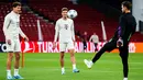 Penyerang Bayern Munchen #25 Thomas Mueller (tengah) dan gelandang Bayern Munchen #08 Leon Goretzka (kiri) bermain bola saat mereka menghadiri sesi latihan pada malam matchday 2 Grup A Liga Champions 2023/2024 di Stadion Parken, Kopenhagen, Senin (2/10/2023). (Martin Sylvest / Ritzau Scanpix / AFP)