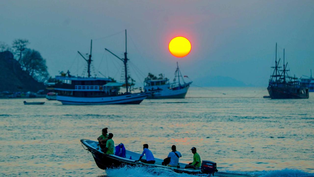 FOTO: Labuan Bajo Kota Seribu Sunset yang Menawan di Ujung Flores