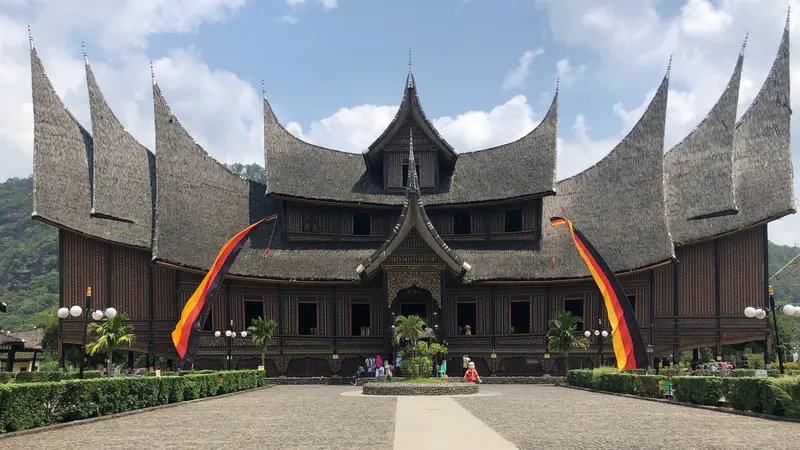 Ilustrasi rumah adat Minangkabau, rumah gadang