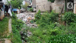 Proyek terhenti lantaran area pemakaman yang masuk dalam jalur kali sodetan belum dilakukan pembebasan oleh pemerintah. (merdeka.com/Imam Buhori)