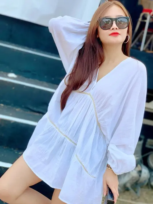 Penampilan penyanyi dangdut ini dengan memakai sebuah dress berwarna putih ini curi perhatian. Meski terkesan simpel, penampilan Lia Amelia tampak kian menawan. Kacamata hitam yang dipakai pun membuatnya tampak cantik.(Liputan6.com/IG/@lyia_tm)