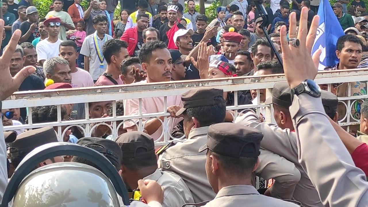 Ratusan Sopir Pikap Robohkan Pagar Kantor Gubernur NTT, Ini Pemicunya