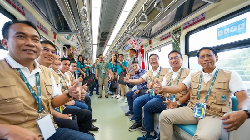 Direktur Utama KAI Didiek Hartantyo mengajak para CEO operator kereta ASEAN naik LRT Jabodebek