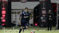 Esteban Vizcarra saat beraksi pada laga final Piala Presiden 2017 di Stadion Pakansari, (12/3/2017). Arema keluar sebagai juara setelah menang 5-1. (Bola.com/Nicklas Hanoatubun)