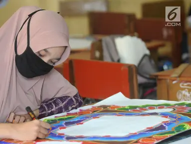 Peserta membuat kaligrafi kategori mushaf Alquran pada lomba MTQ Tingkat Kota Tangerang Selatan, Banten, Selasa (18/9). Tiga katagori yang dilombakan adalah kaligrafi mushaf Alquran, naskah, dan kontemporer. (Merdeka.com/Arie Basuki)