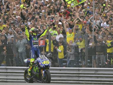 Pebalap legendaris asal Italia, Valentino Rossi, resmi memutuskan akan pensiun dari MotoGP pada akhir musim 2021. (Foto: AP/Geert Vanden Wijngaert)