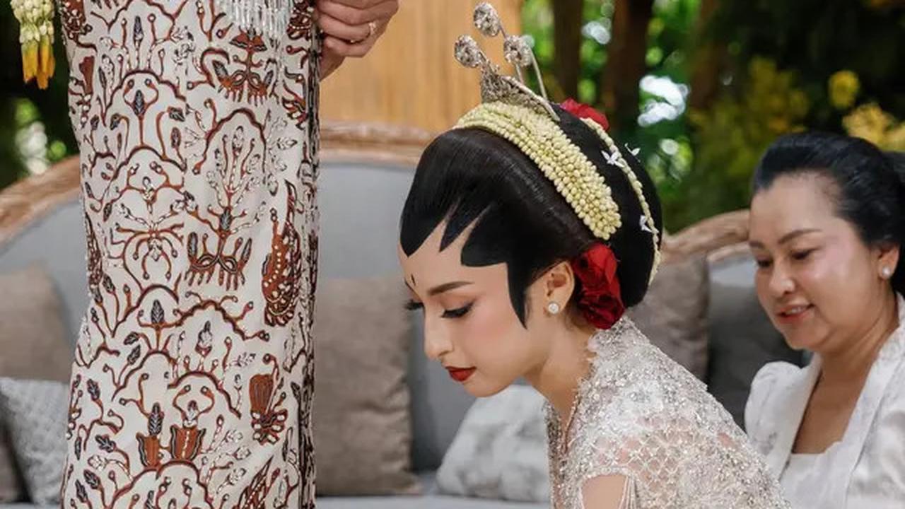 6 Potret Detail Kebaya Akad Nikah Jennifer Coppen, Perpaduan Adat Jawa dan Sentuhan Modern