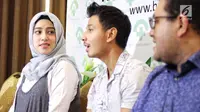 Pasangan Fairuz A Rafiq dan Sonny Septian memberi keterangan usai kelahiran putri mereka di Jakarta, Selasa (22/5). Walau bukan persalinan pertama, Fairuz A Rafiq tetap merasakan deg-degan. (Liputan6.com/Faizal Fanani)