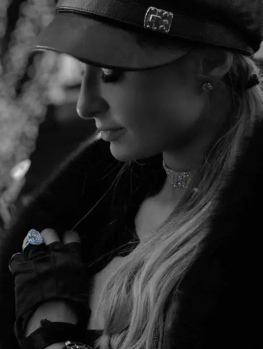 Cincin tersebut pun akhirnya ditemukan di tumpukan es di meja lantai bawah. Siapa yang bisa mengira cincin itu ada di tumpukan es? (instagram/parishilton)