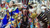 Penari dari Navajo Nation, Ziggy Williams saat mengikuti Grand Entry of the Denver March Powwow di Denver, Colorado (24/3). Acara ini diikuti oleh sekitar 55.000 peserta, terdiri dari penari, penabuh, vendor, dan penonton. (AFP/Jason Connolly)