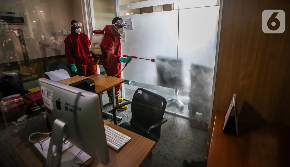 Petugas Suku Dinas Penanggulangan Kebakaran dan Penyelamatan (Damkar) Jakarta Pusat menyemprot disinfektan dan sterilisasi Gedung DPRD DKI Jakarta, Rabu (29/7/2020). Penyemprotan dilakukan setelah anggota DPRD DKI dan staf terpapar COVID-19. (Liputan6.com/Faizal Fanani)