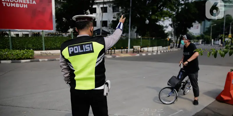 Petugas Putar Balik Pesepeda yang Ingin Melintasi Thamrin-Sudirman