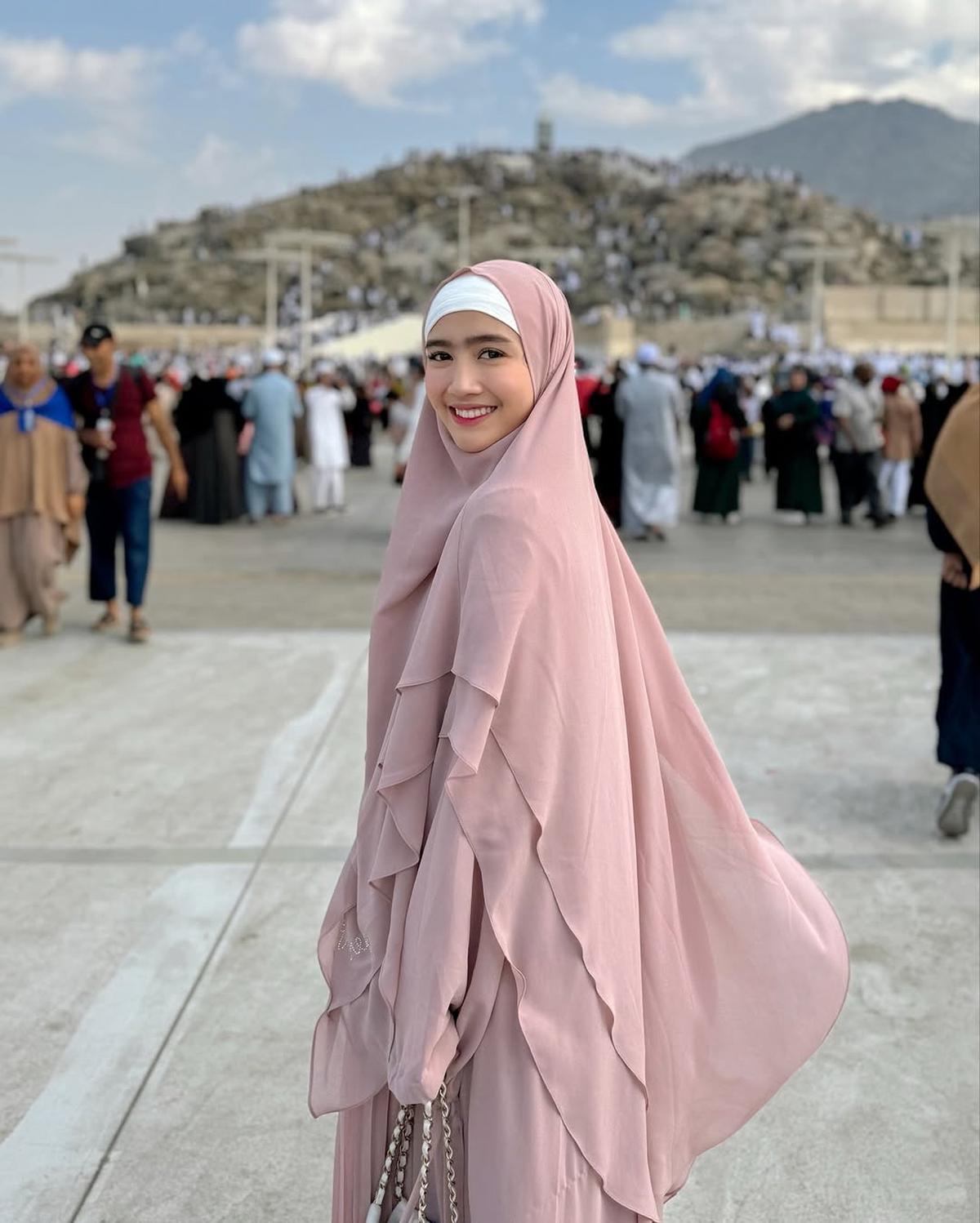 4 Potret Cantik Febby Rastanty saat Jalani Umrah, Penampilannya Feminin dan Elegannya Curi Perhatian
