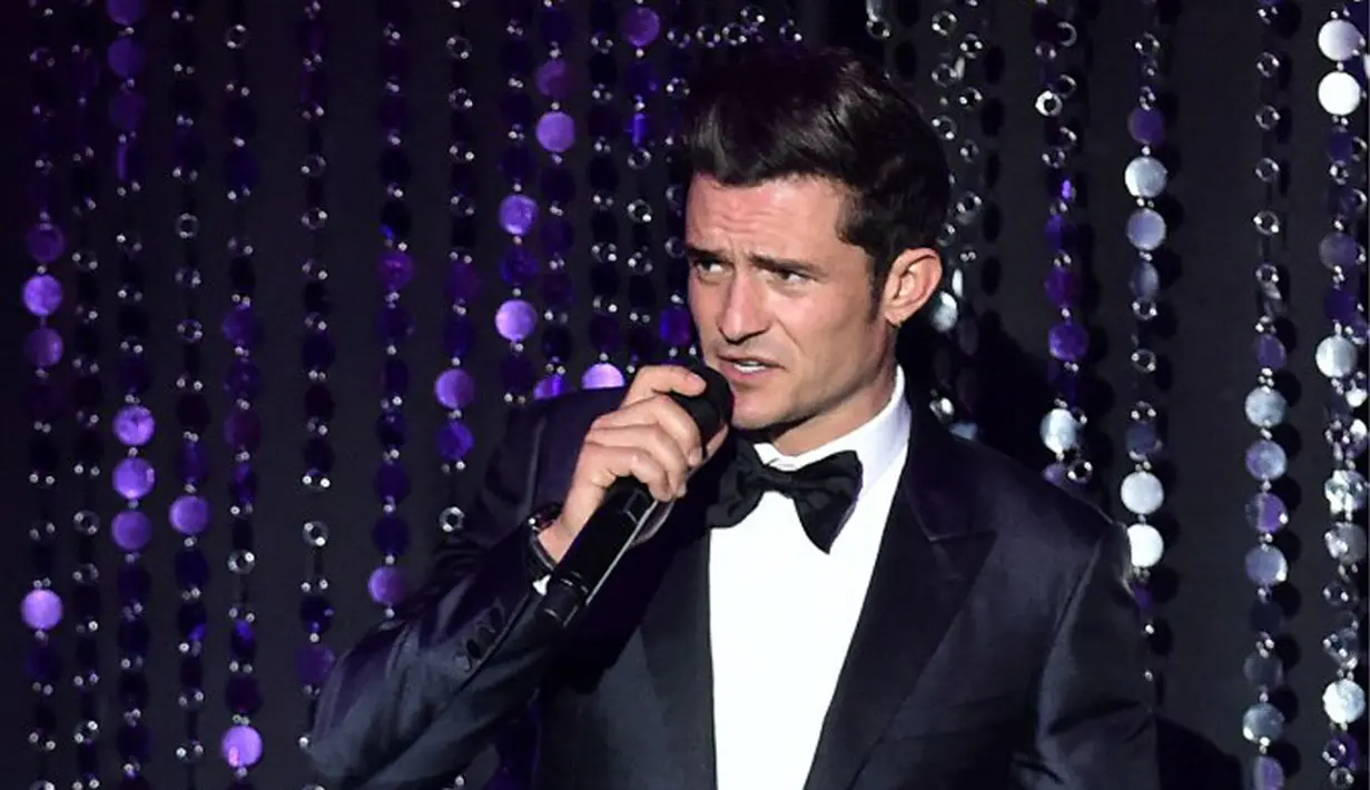 Orlando Bloom baru saja genap berusia 40 tahun. Usai merayakannya bersama sang kekasih, Bloom terlihat telah kembali syuting di Shanghai. Menunggu waktu giliran syuting, ia mengenakan penghangat tangan berwarna pink. (AFP/Bintang.com)