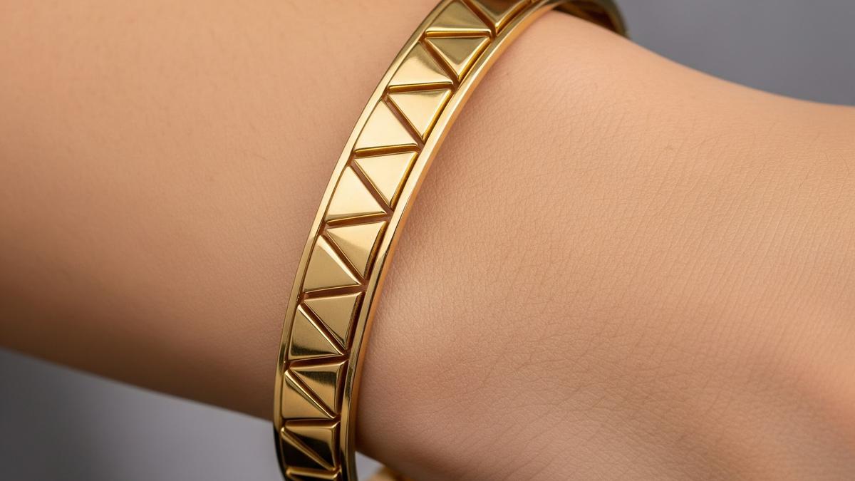 8 Pilihan Gelang Emas Bangle Motif Geometris Tampil Modern dan Minimalis, Terpopuler di 2025