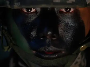 Seorang marinir Korea Selatan mengamankan area selama latihan reguler mereka di Pulau Yeonpyeong, Korea Selatan (1/11). AS dan Korsel sedang meninjau akan melakukan latihan militer skala besar tahun depan sebelum Desember. (AP Photo/Jeon Heon-kyun)