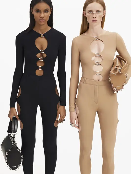 Tidak hanya menghadirkan proporsi pakaian berpotongan oversized seperti trench coat, Burberry turut menyajikan bodysuit seksi yang akan memanifestasikan siluet tubuh secara sempurna layaknya pakaian Catwoman saat beraksi. (Dok/Burberry).