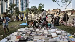 Suasana kegiatan Perpustakaan Keliling di kawasan Kampung Melayu, Jakarta, Minggu (16/8/2020). Perpustakaan Keliling menyajikan berbagai buku bacaan yang dapat dimiliki secara gratis oleh anak-anak. (merdeka.com/Iqbal S. Nugroho)