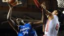 Pemain Prancis, Ian Mahinmi (kiri) berebut bola dengan pemain Kroasia, Saric Dario saat laga persahabatan sebagai persiapan Piala Dunia Basket 2014 di Pau, Prancis, 8 Augustus 2014. Spurs menjadi tim terakhir yang dibela Lauvergne sebelum kembali ke EuroLeague. Ia tercatat tampil 55 laga dalam semusim (2017-2018). (AFP/Gaizka Iroz)