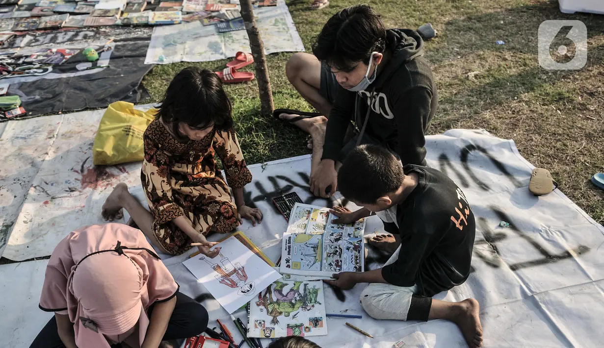 Anak-anak belajar mewarnai gambar saat kehadiran Perpustakaan Keliling di kawasan Kampung Melayu, Jakarta, Minggu (16/8/2020). Kegiatan ini digelar rutin tiap Minggu dengan tujuan mengedukasi anak-anak menengah ke bawah serta saling berbagi di tengah pandemi COVID-19. (merdeka.com/Iqbal S. Nugroho)
