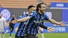 Bek Inter Milan, Matteo Darmian melakukan selebrasi usai mencetak gol ke gawang Cagliari dalam laga lanjutan Liga Italia 2020/2021 pekan ke-30 di San Siro Stadium, Milan, Minggu (11/4/2021). Inter Milan menang 1-0 atas Cagliari. (AP/Luca Bruno)